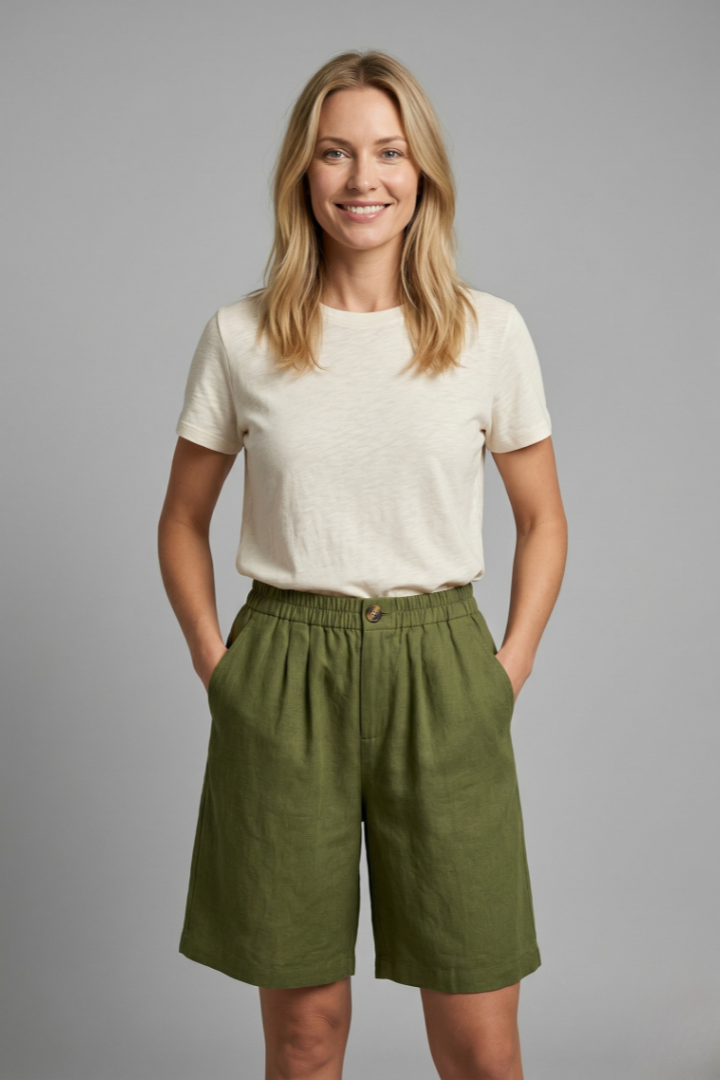 Comfortable ladies' shorts with elastic waist and pockets, ideal for everyday loose fit.