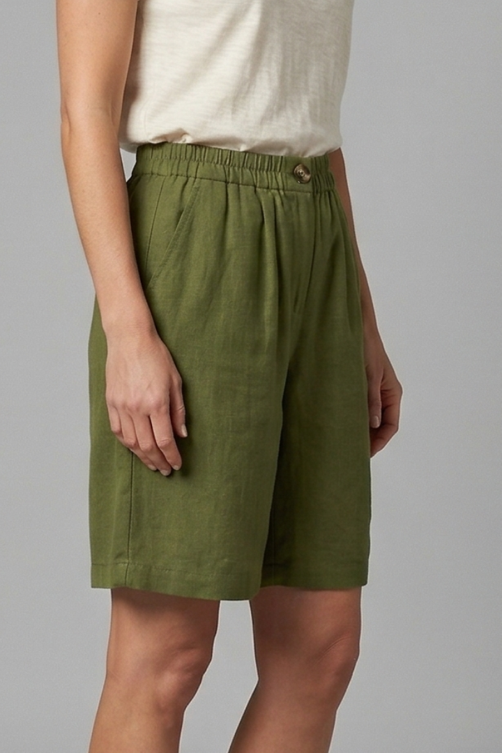 Casual women's pocket shorts, elastic waist design ensures a comfortable, loose fit.