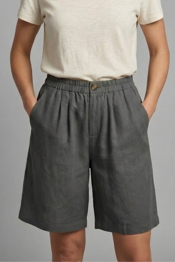 Women's mid-length shorts, elastic waist with pockets, great for casual summer outings.