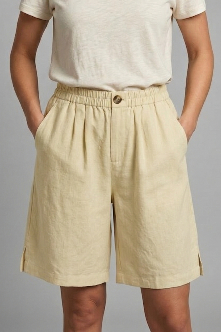 Practical women's shorts: elastic waist, side pockets, and a comfortable loose fit.