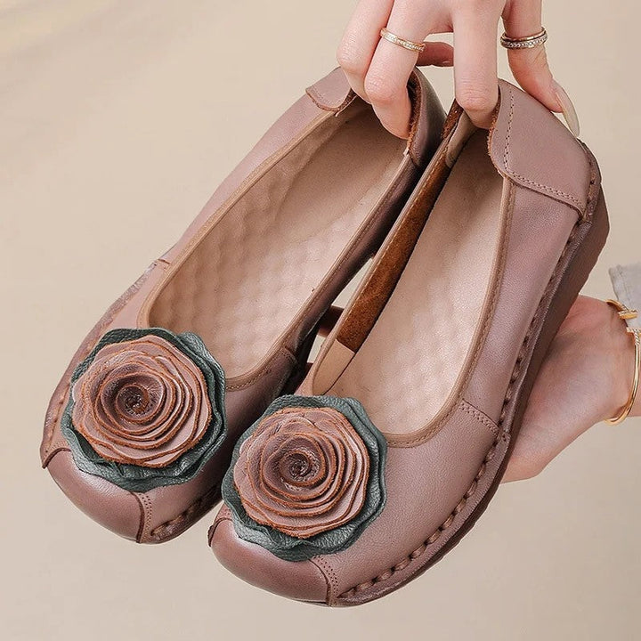 Casual women's slip-on loafers featuring beautiful floral appliqué for walking.