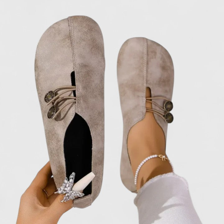 Stylish women's foldable loafers featuring a secure elastic closure for a comfortable, snug fit.