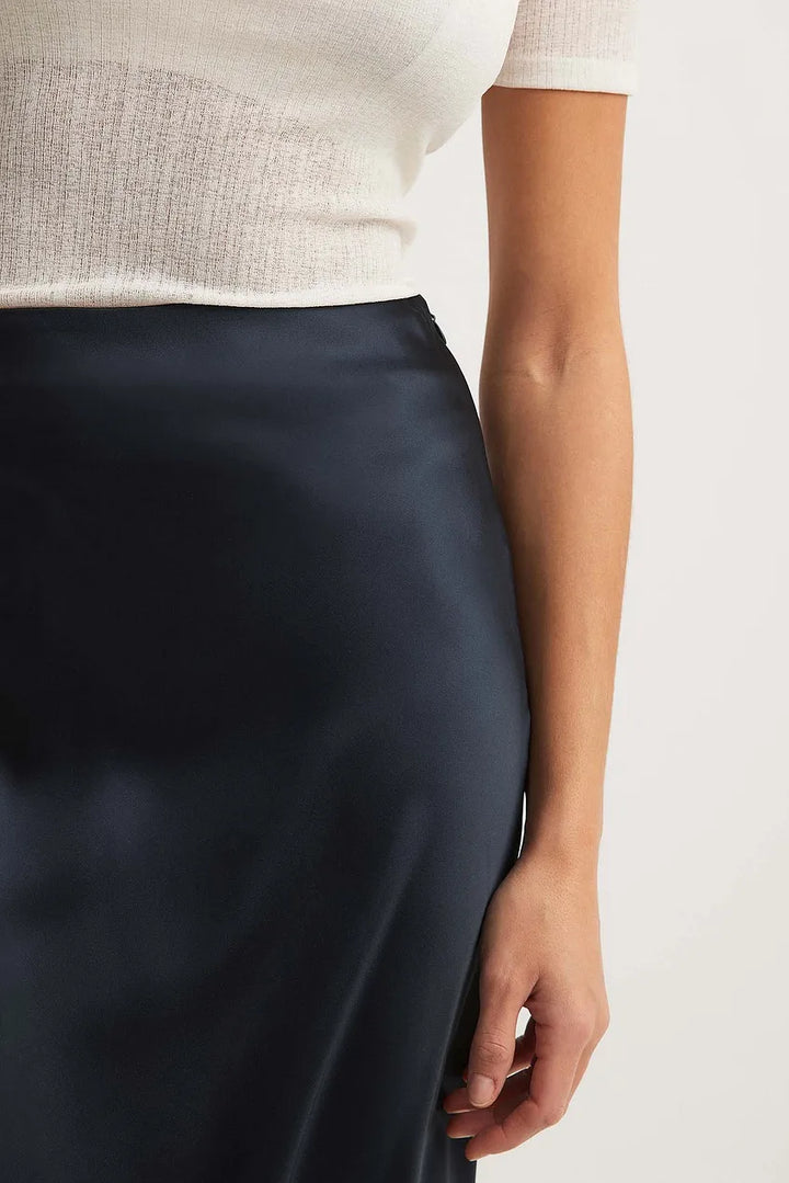 Comfortable women's high-waisted flowing midi skirt, elegant design for versatile and feminine apparel.