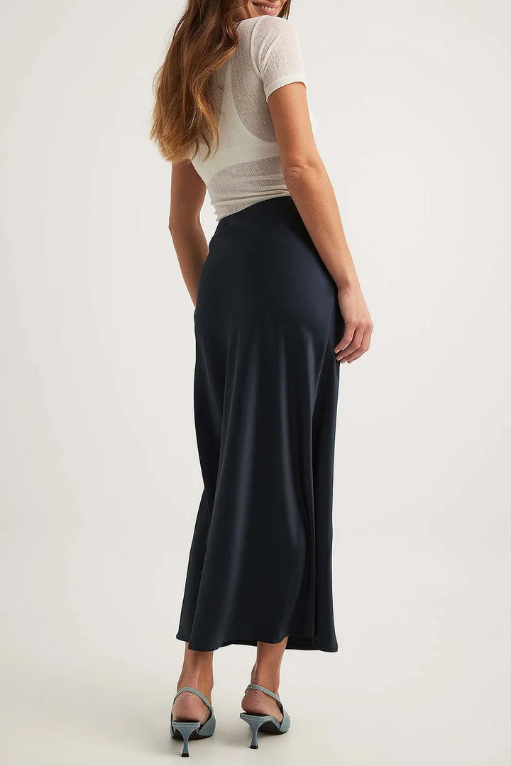 Sophisticated high-waisted midi skirt for women, flowing fabric, creating an elegant and versatile look.