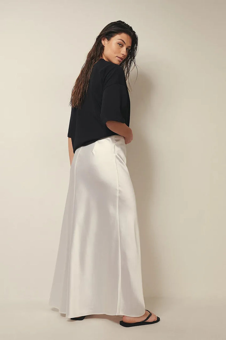 Chic casual high-waisted midi skirt for women, flowing design for comfortable and feminine everyday fashion.