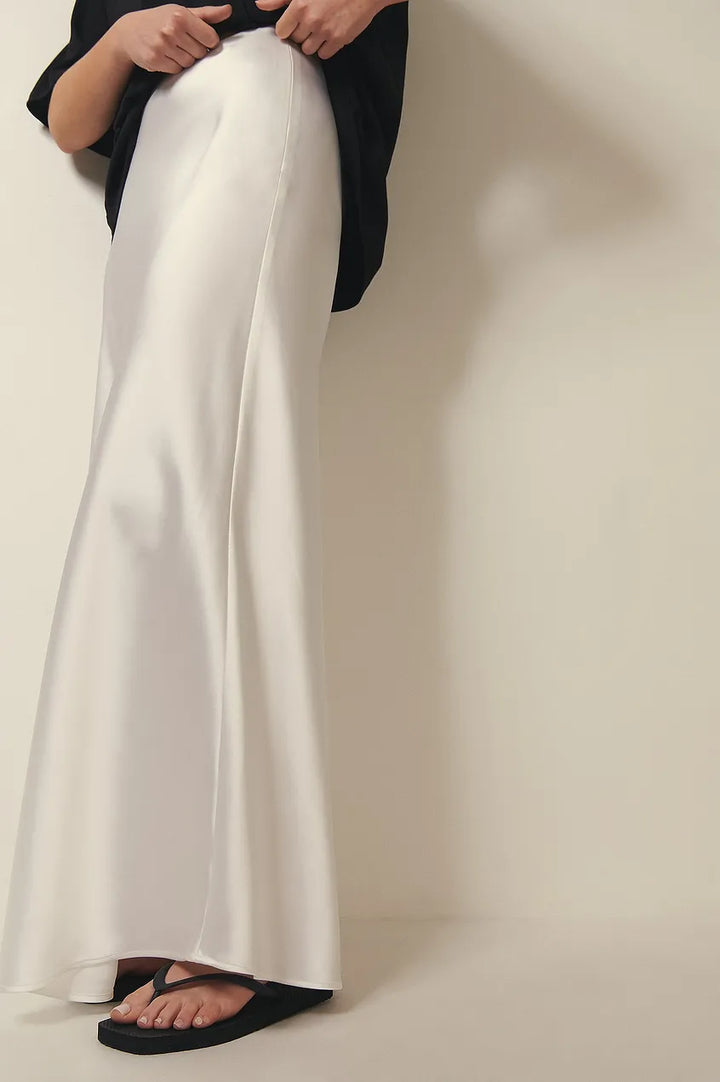 High-waisted elegant midi skirt for women, flowing and feminine, ideal for versatile fashion styling.