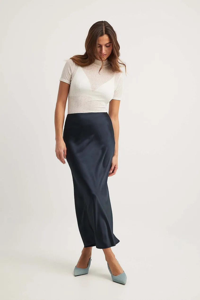 Graceful flowing midi skirt for women, high-waisted style, perfect for elegant and comfortable fashion.