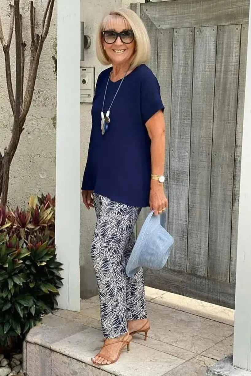 Comfortable women's printed blouse with a relaxed fit. A versatile long sleeve top for casual elegance or office style.