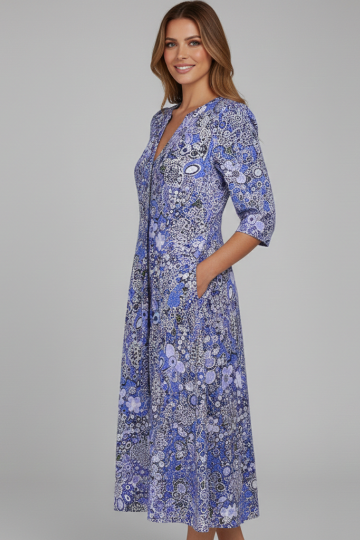 Relaxed fit women's printed midi dress with a V-neck and three-quarter sleeves, a versatile spring/summer outfit.