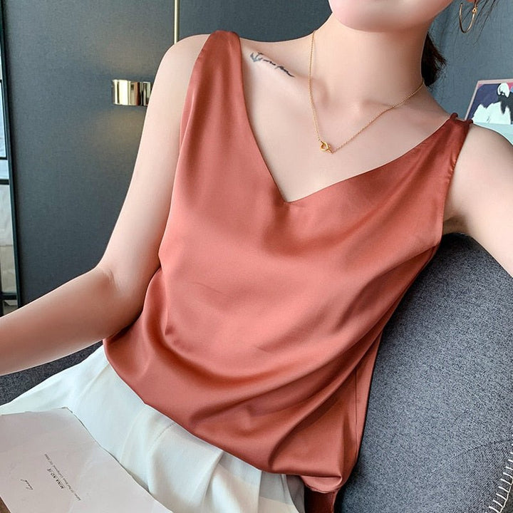 Simple yet elegant women's sleeveless tank top, a comfortable and versatile casual top.