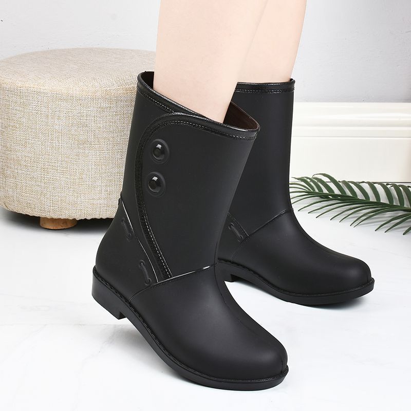 Fashionable women's Elora waterproof boots, ideal for rainy days with a comfortable non-slip design.