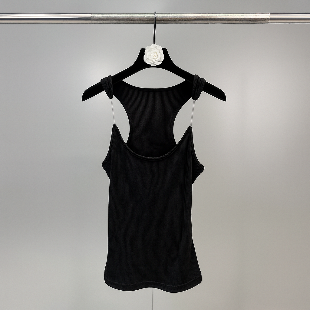 Sleek women's fitted tank, featuring invisible straps for a seamless look. Ideal for casual wear or an elegant summer outfit.