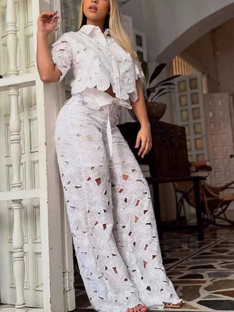 Women's floral pattern two-piece set: cropped top & wide leg pants. Perfect for summer fashion & casual chic.