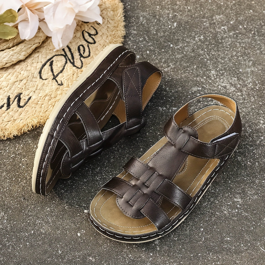 Comfortable women's casual sandals, versatile for everyday wear, stylish summer fashion, & open-toe design.