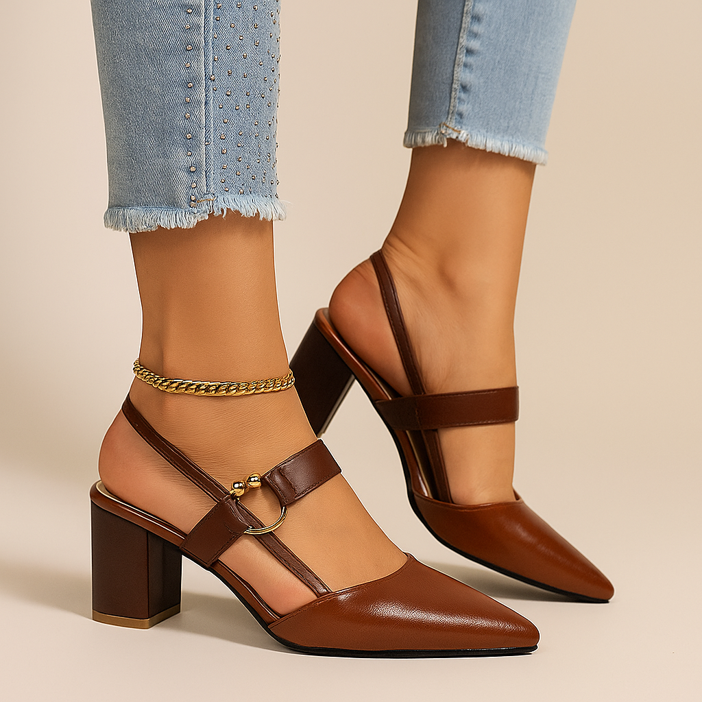Comfortable women's block heels in black leather, adorned with a golden ring, ideal for evenings.