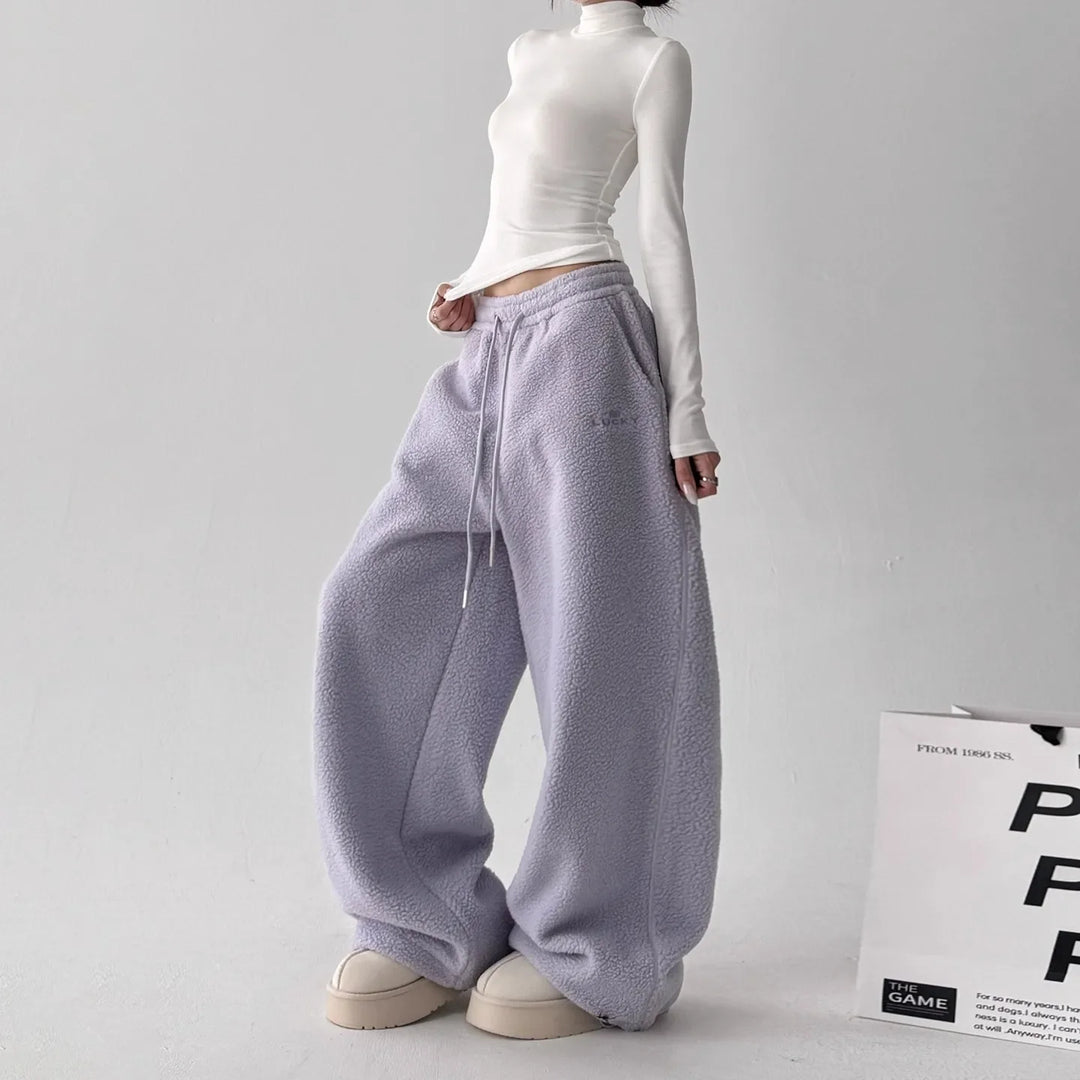 Detail of the comfortable elastic waistband on women's wide-leg fleece lounge pants