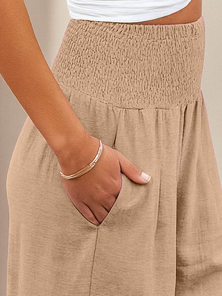 Comfortable women's wide leg pants, high waist with smocked detail, ideal for everyday wear.