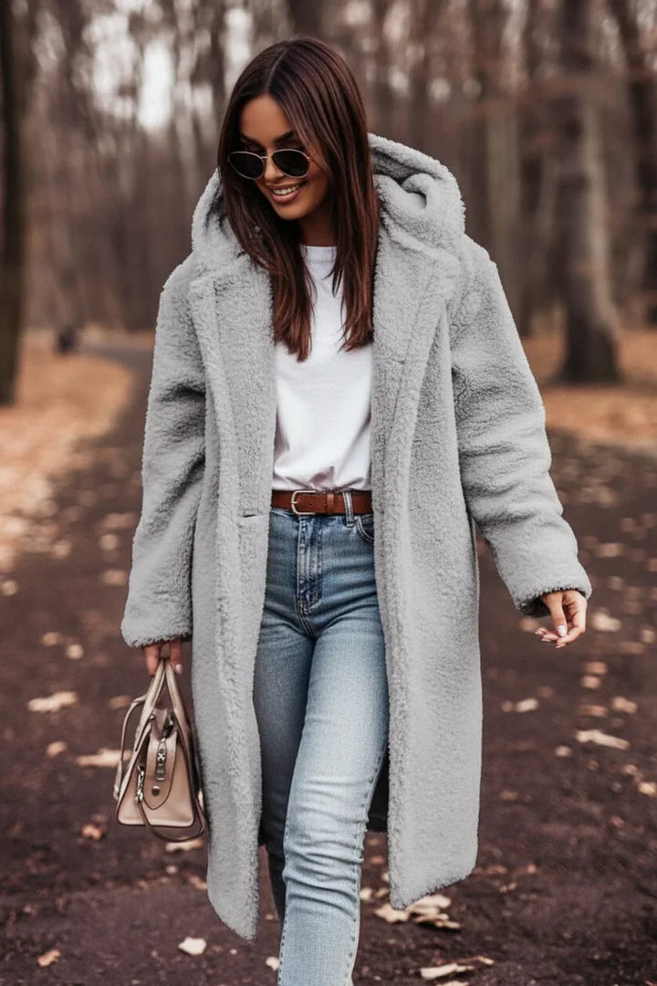 Casual women's hooded teddy coat. Oversized, plush winter jacket for cozy outerwear and chic cold-weather style.