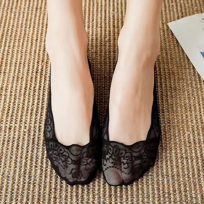 Invisible women's socks, featuring a beautiful lace pattern, essential footwear accessory.