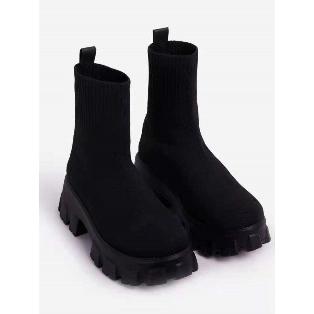 Stylish women's fall/winter chunky platform ankle boots, delivering urban street style with a robust sole.