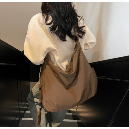 Versatile women's crossbody bag, perfect for organizing your travel items.