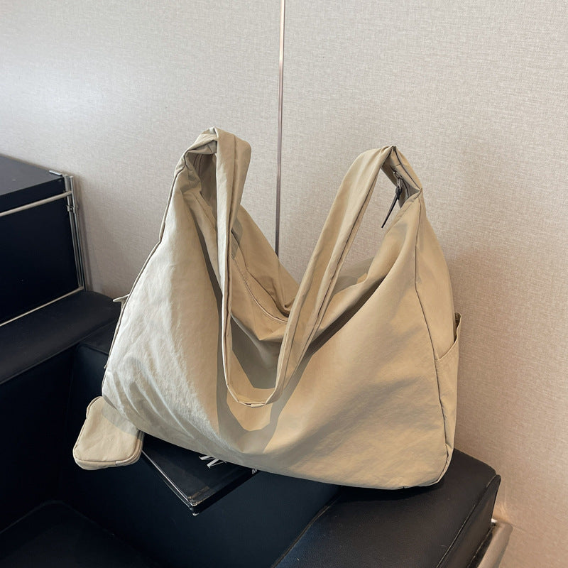 Stylish women's spacious shoulder bag, practical for daily use and travel.