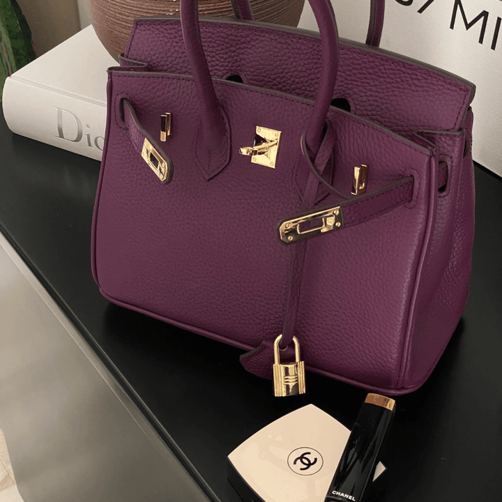 Comfortable women's large leather shoulder bag. High-capacity tote for all your everyday needs.