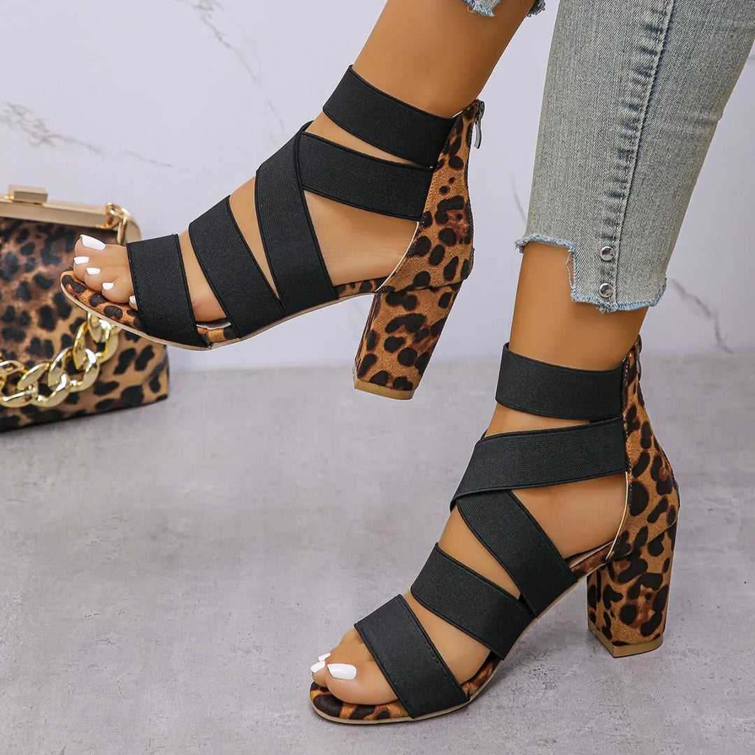 Detail of the block heel on women's leopard print sandals, highlighting stability and design. Fashion heels.