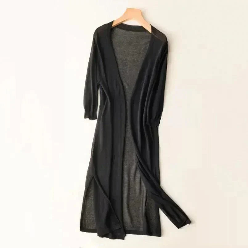Chic women's long vest, a stylish sleeveless cardigan. Elegant and comfortable outerwear for a versatile fashion look.