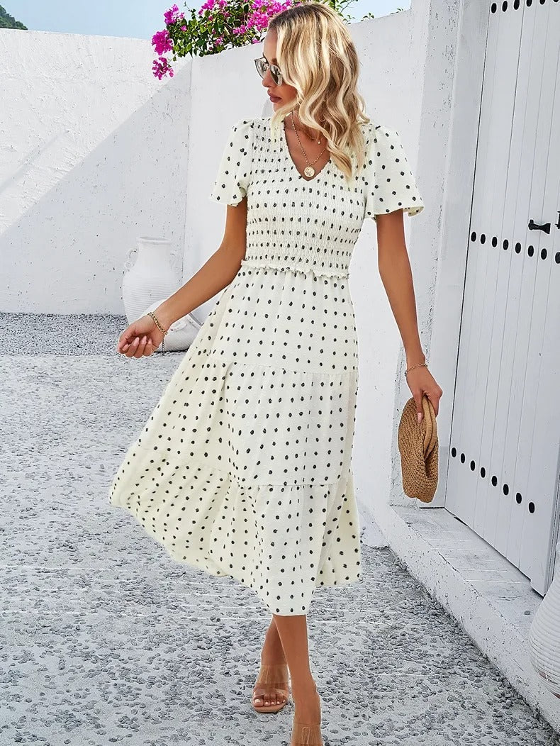 Versatile autumn dress for women, loose fit, comfortable, ideal for casual fall fashion.