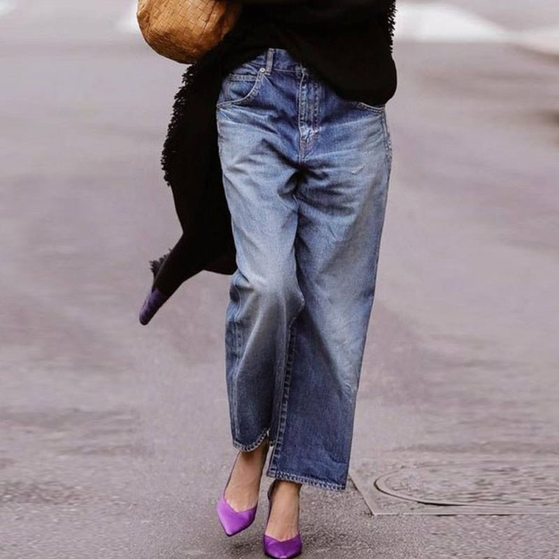 Women's loose-fit, high-waisted wide-leg jeans in classic blue denim, perfect for casual and comfortable fashion.
