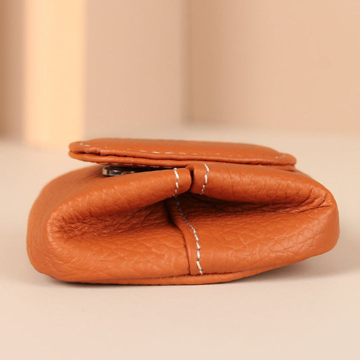 Small gray leather wallet, ideal for coins and cards, a compact and elegant accessory