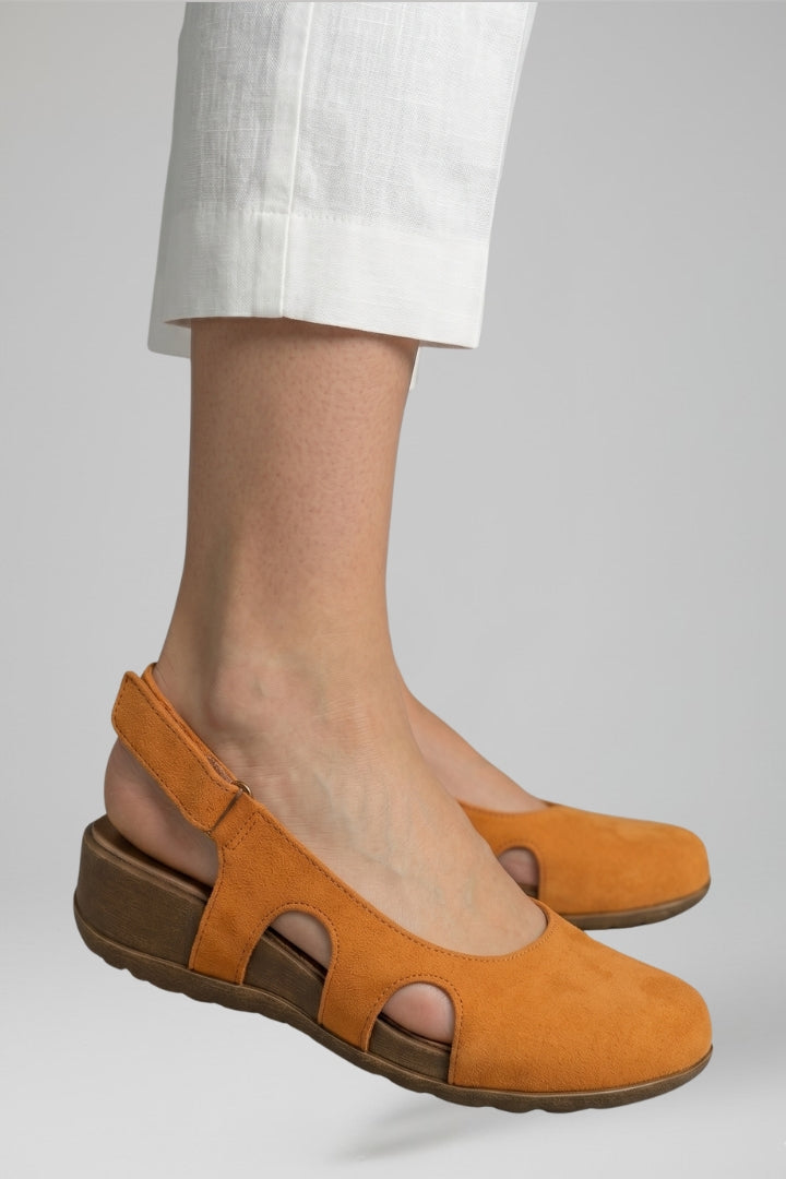 Orthopaedic sandals for women with excellent arch support, adjustable for ultimate comfort and stability.