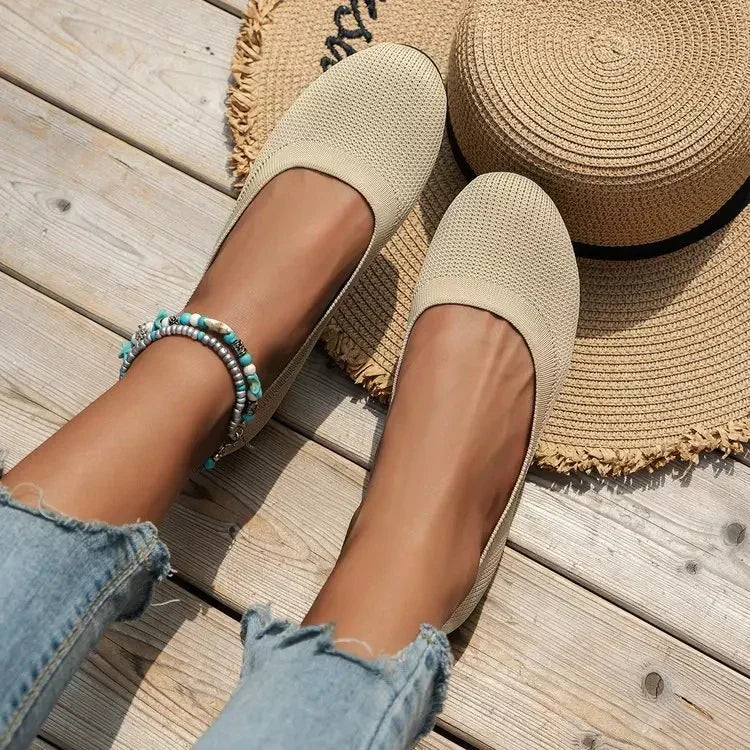 Casual women's orthopedic ballerinas, providing essential arch support & comfort for daily activities.