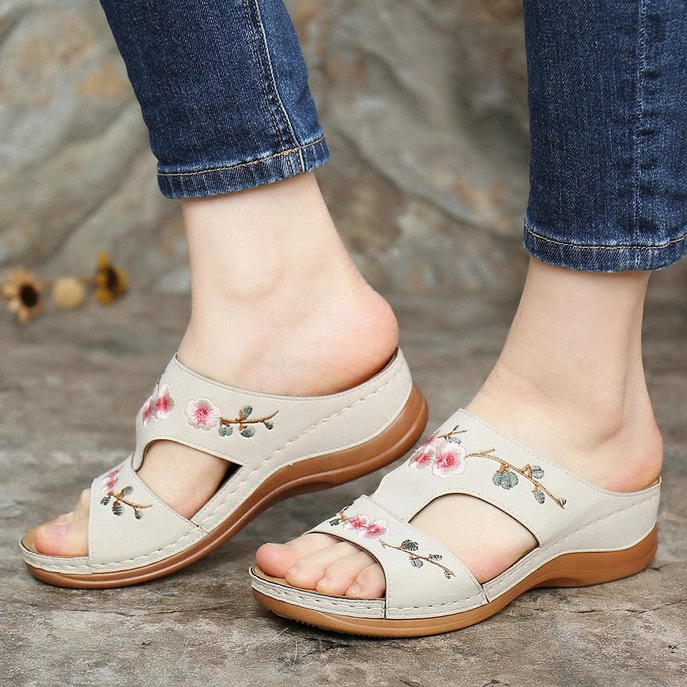 Walking sandals for women: floral, orthopedic, featuring arch support & comfort.