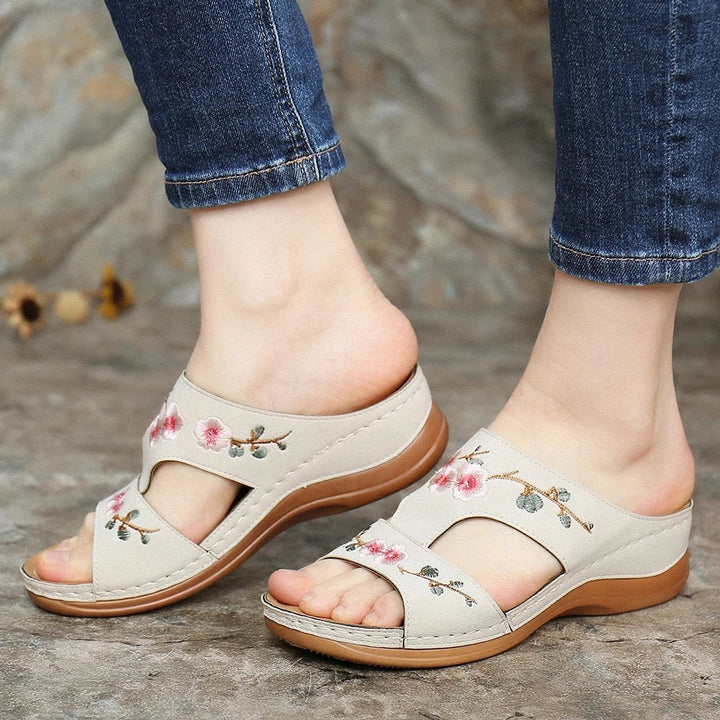Walking sandals for women: floral, orthopedic, featuring arch support & comfort.