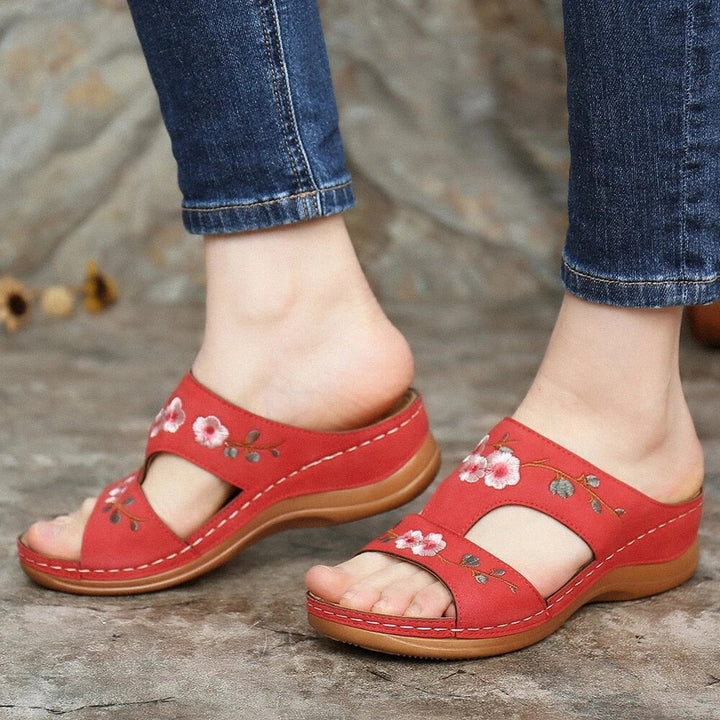 Summer women's floral orthopedic sandals with cushioned sole and strong arch support.