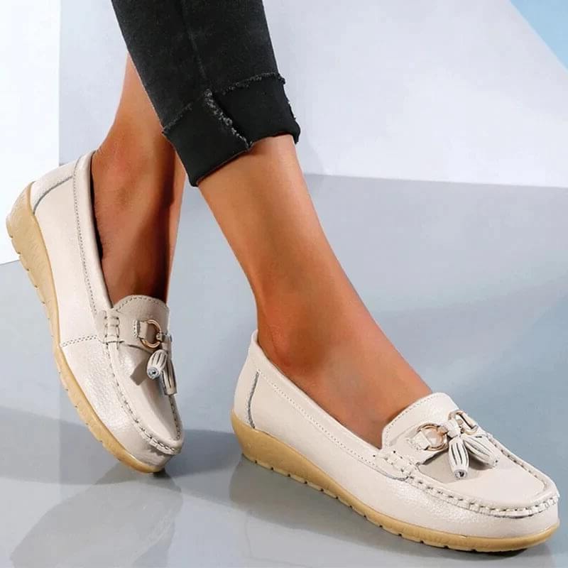 Women's comfort shoes: Orthopedic loafers with arch support, ideal for all-day wear and style.