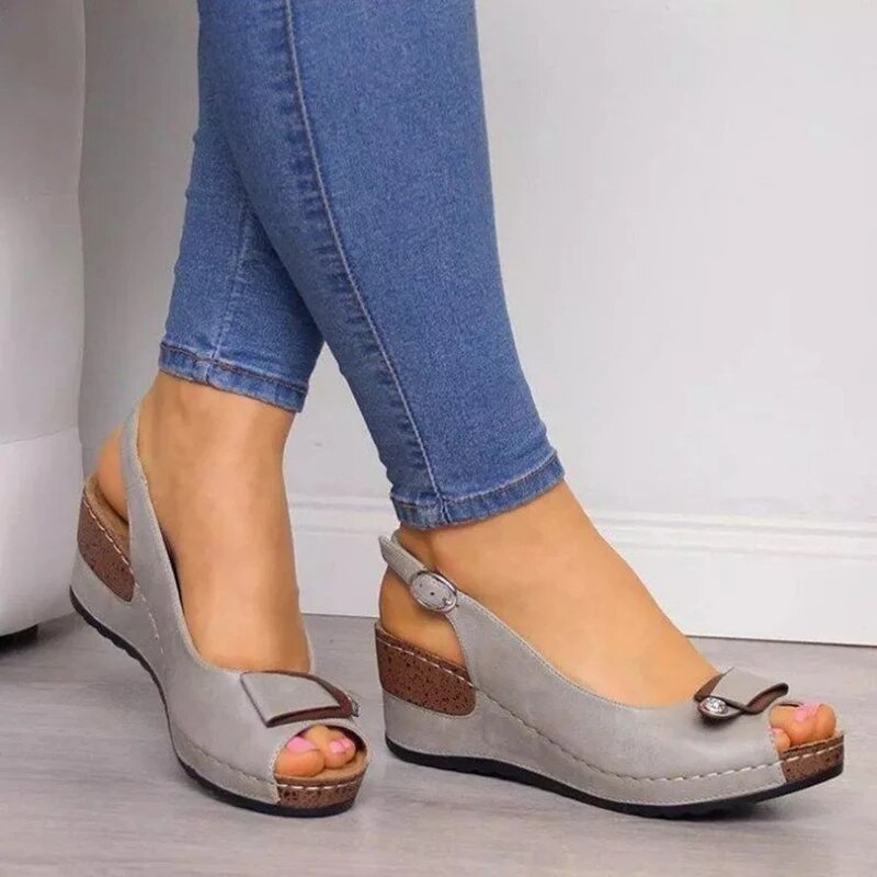 Women's orthopedic sandals with cushioned arch support, perfect for comfort and everyday wear.