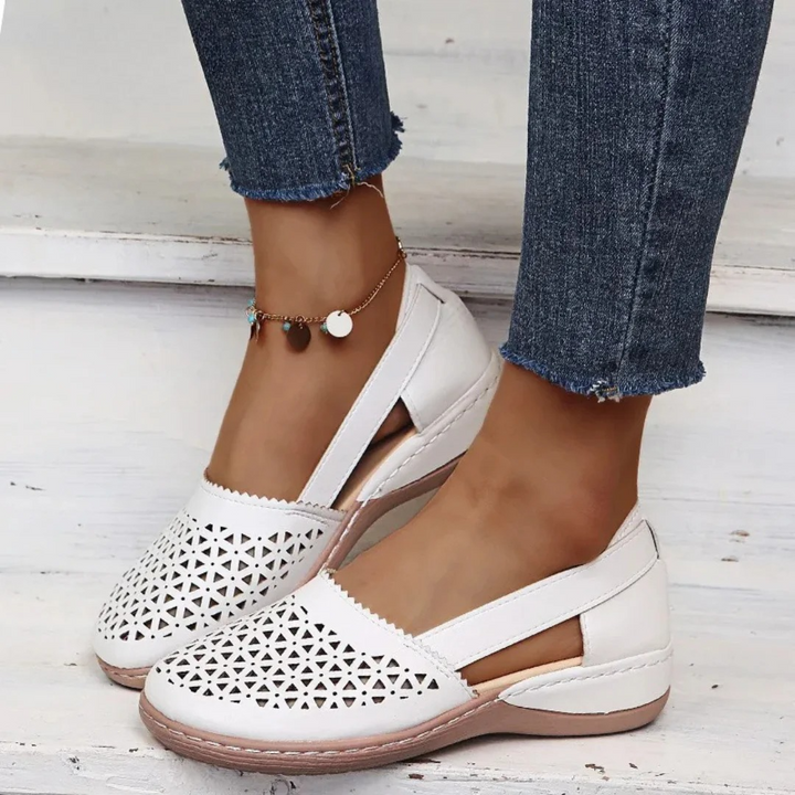 Casual women's slip-on sandals, ideal for spring/summer, offering arch support & everyday comfort.