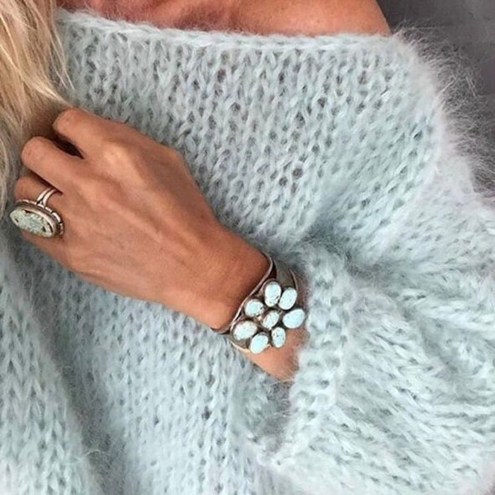 Comfortable women's oversized pullover sweater with a unique crocheted knit texture, ideal for everyday autumn wear.