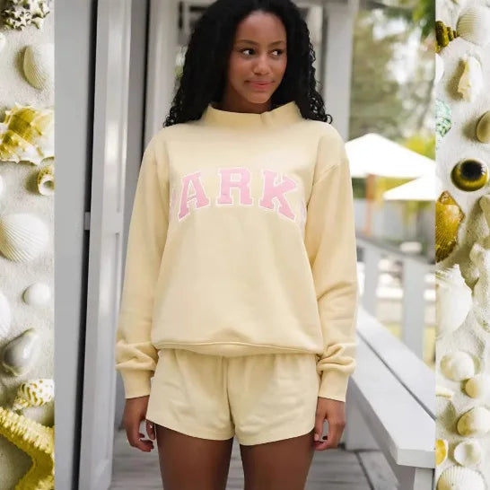 Trendy women's oversized sweater with a striking graphic print, ideal for relaxed fashion.