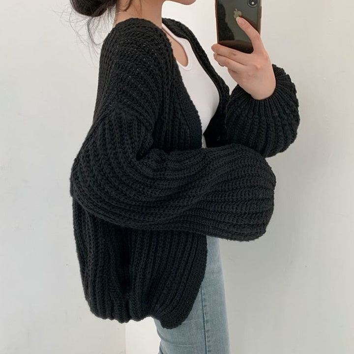 Casual women's knitwear sweater, oversized with an open front, ideal for layering in winter.