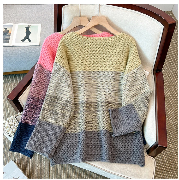 Women's oversized patchwork sweater in cozy knit for autumn/winter comfort. Casual and trendy female apparel.