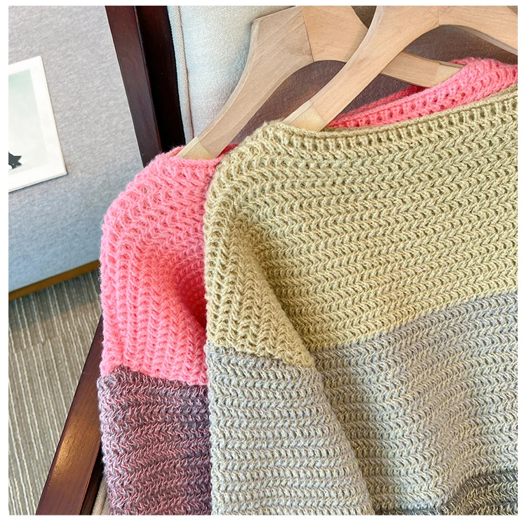 Cozy women's oversized patchwork sweater, ideal for autumn/winter fashion. Plus size friendly and trendy casual wear.