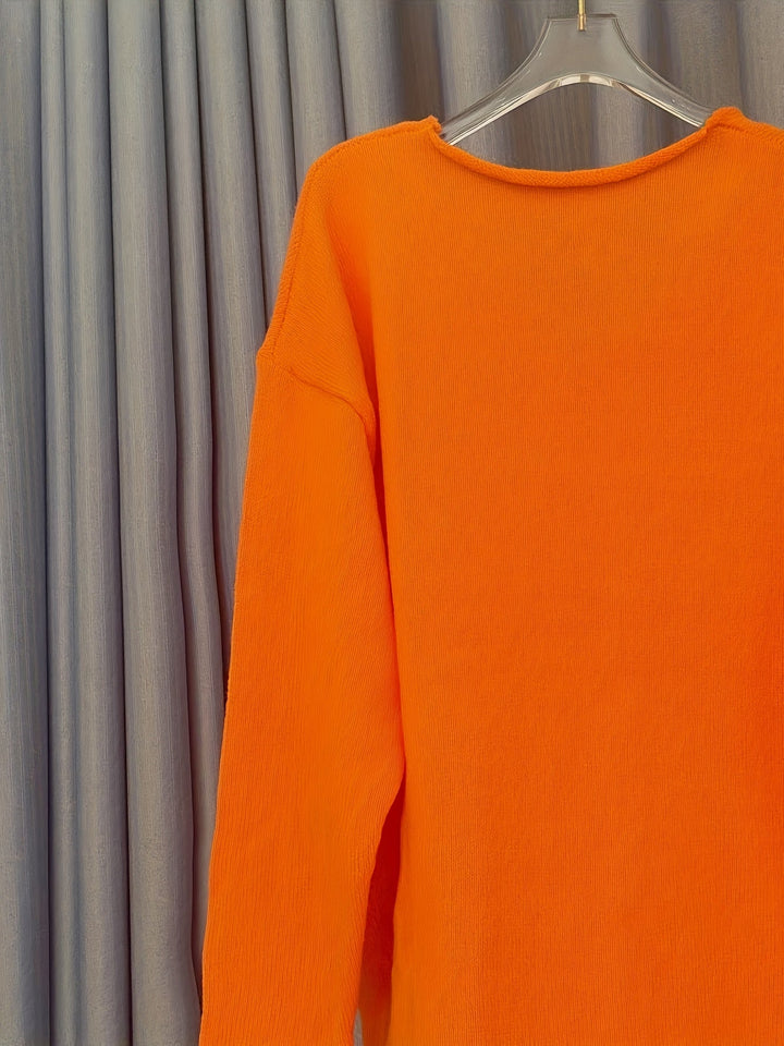 Casual women's patterned oversized V-neck Alenia sweater, perfect for everyday comfort and style.