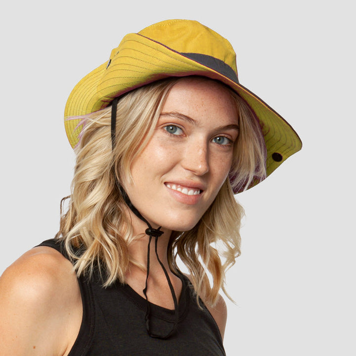 Green women's outdoor sun hat, UV protection, foldable, features a ponytail hole