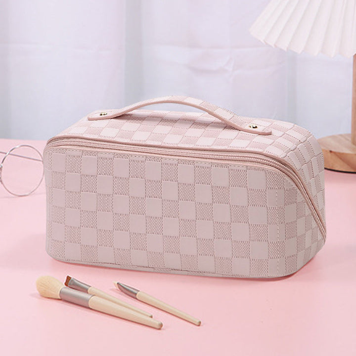 Classic plaid women's cosmetic bag, a versatile travel and makeup storage solution.