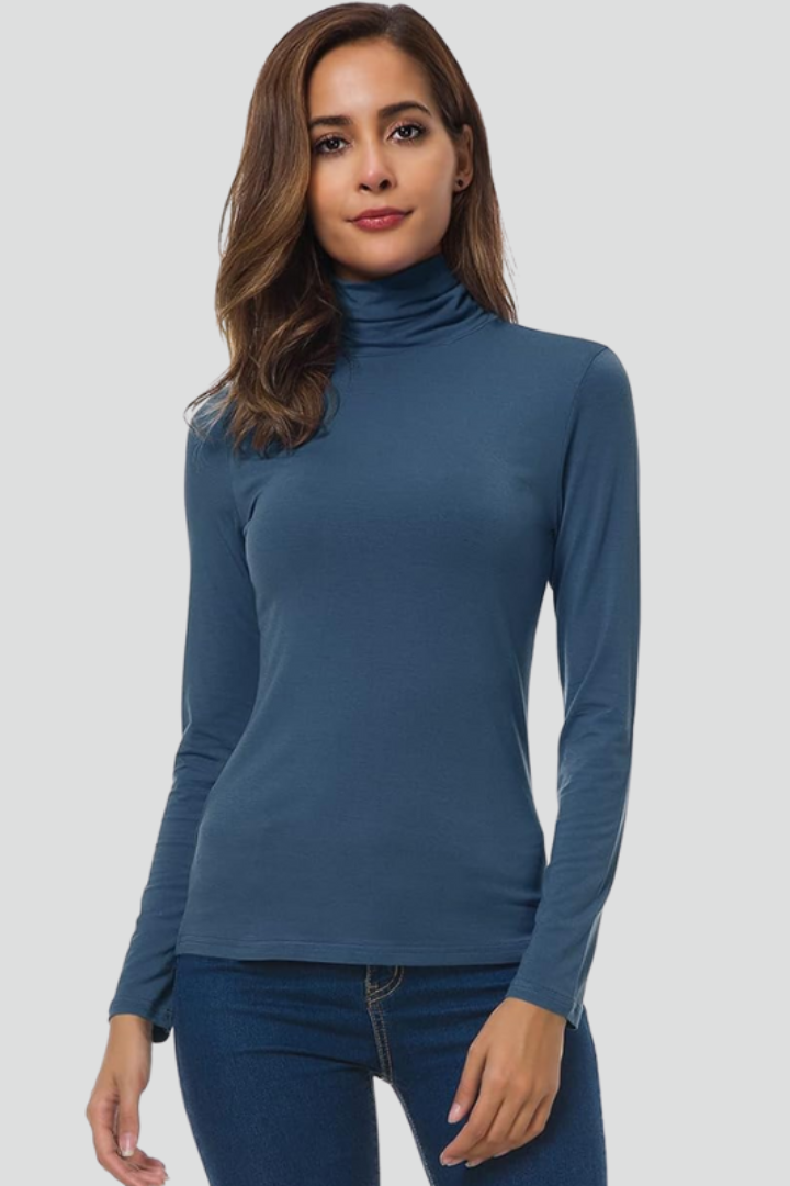 Comfortable women's turtleneck sweater, soft plain knit, long sleeve, ideal for chilly days.
