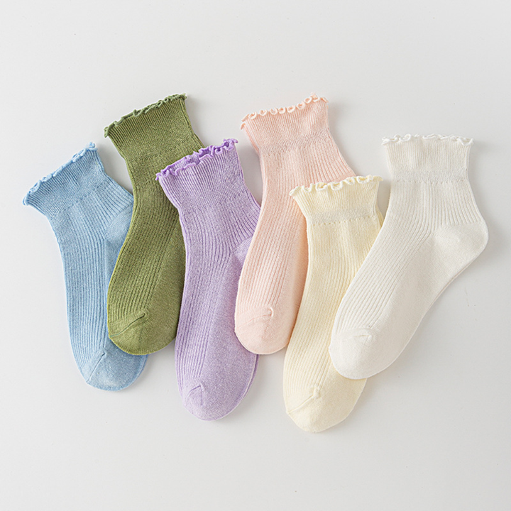 Women's playful ruffle ankle socks in a stylish design, perfect for casual everyday wear.